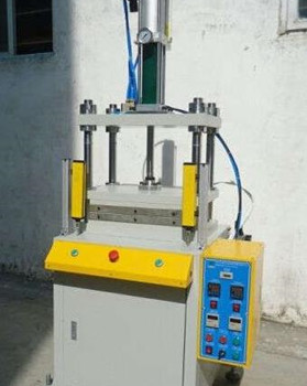 自動送料鉚接機(jī)