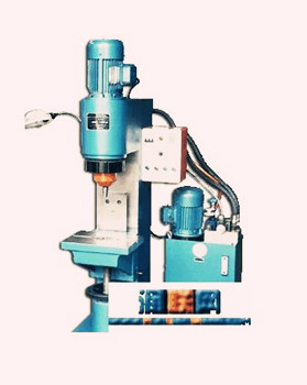 徑向鉚接機(jī)應(yīng)該如何操作？