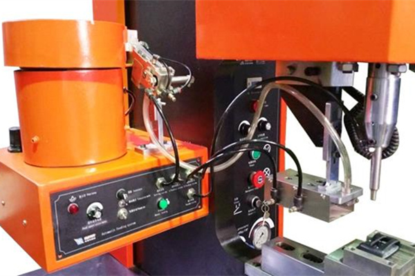 自動送料鉚接機不僅安裝方便且提高生產(chǎn)效率！ 圖1