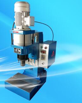 液壓鉚接機(jī)的模具有多少個(gè)？