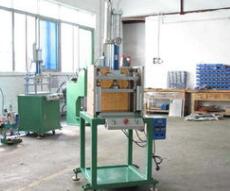 相比普通液壓鉚接機(jī)，氣液增壓鉚接機(jī)有什么不同